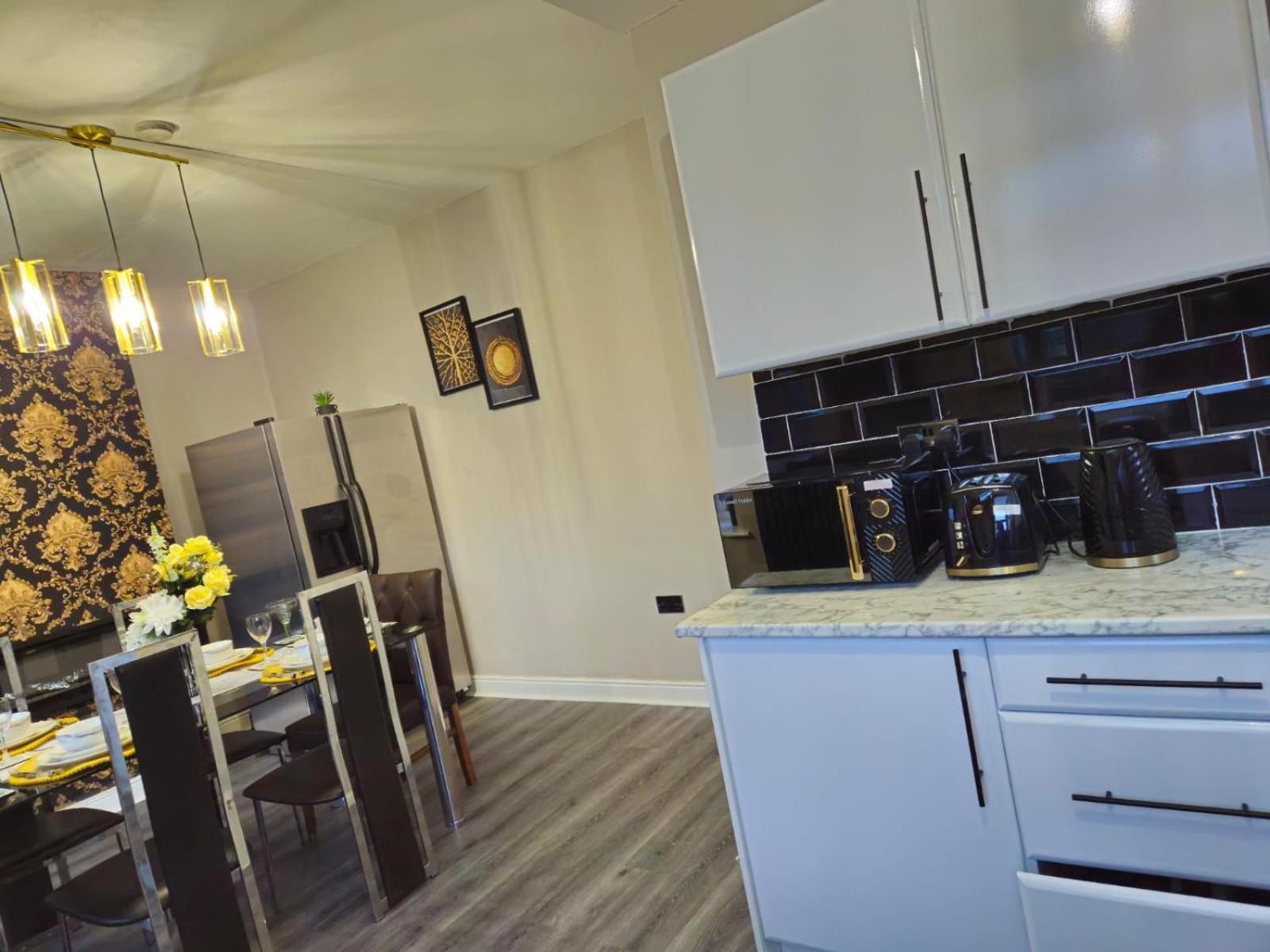 Clifton House, For Holidays, Contractors, Relocation, Work, Etc, Free Parking And Wifi Apartment